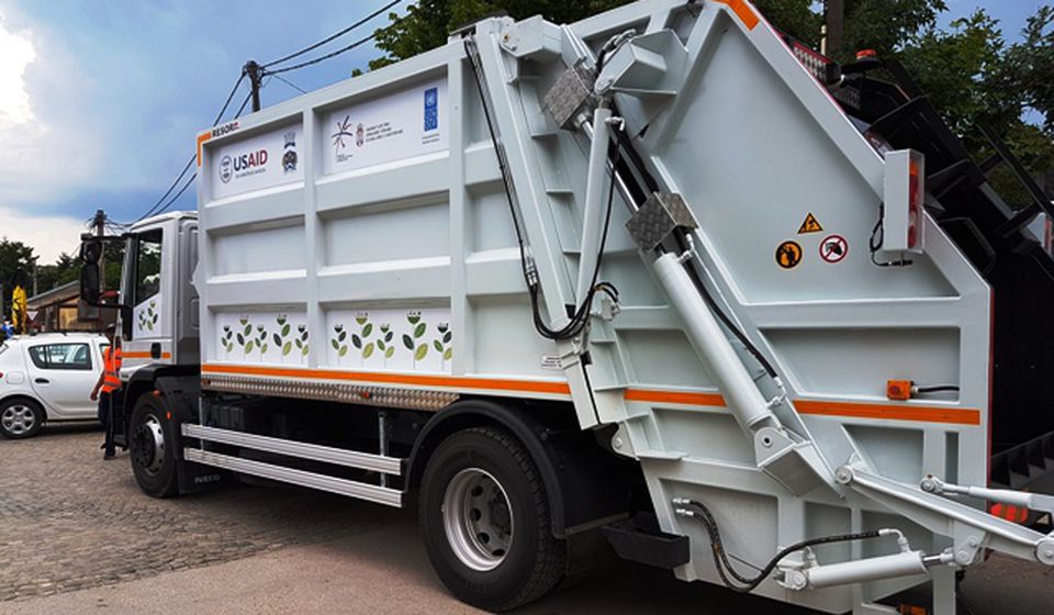 A od UNDP-a i grada kamion smećar. Foto VranjeNews