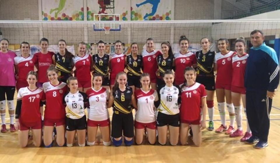 Vranjske odbojkašice sa suparnicama iz Rabotničkog. Foto OK Panda