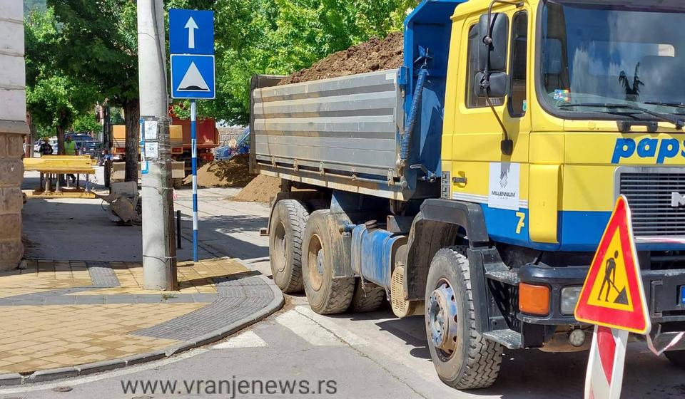 Trenutno se izvode slični radovi u Ulici Matije Gupca. Foto Vranje News