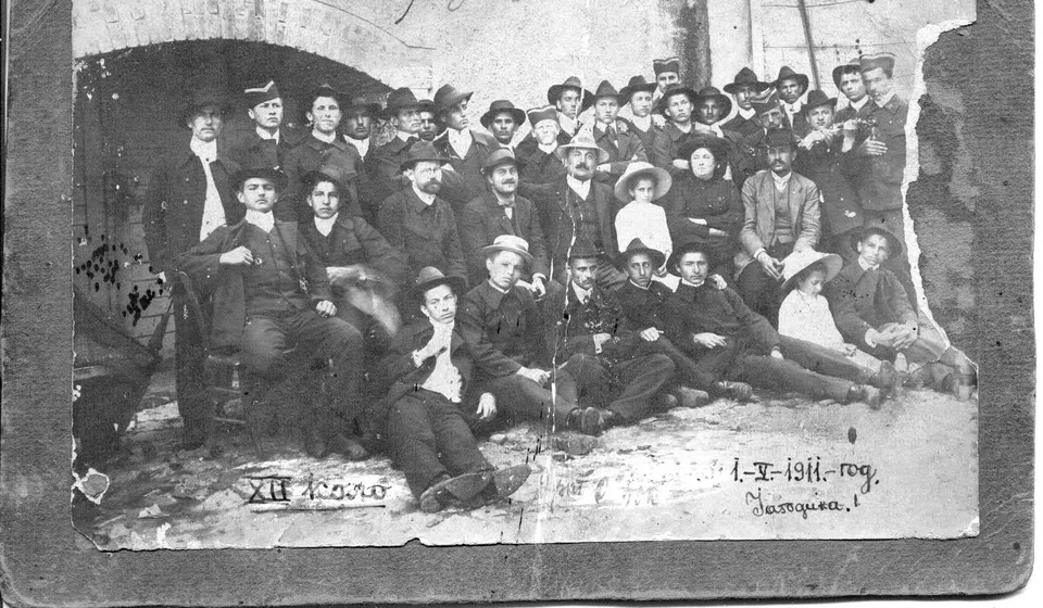Borislav Petrović, drugi s leva, učenik Učiteljske škole u Jagodini 1911. Fotografiju  je u ime Pedagoškog fakulteta u Jagodini ustupio Vladan Dimitrijević