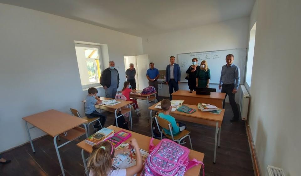 Gradonačelnik sa saradnicima prilikom obilaska škole. Foto vranje.rs