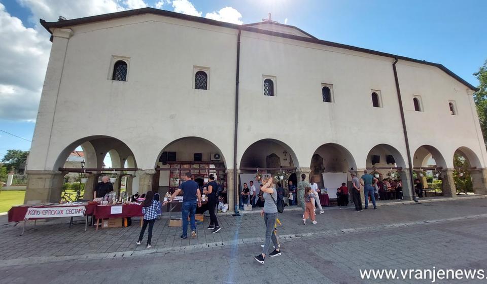Vernici danas ispred pravoslavnog hrama Svete Trojice u centru Vranja. Foto Vranje News