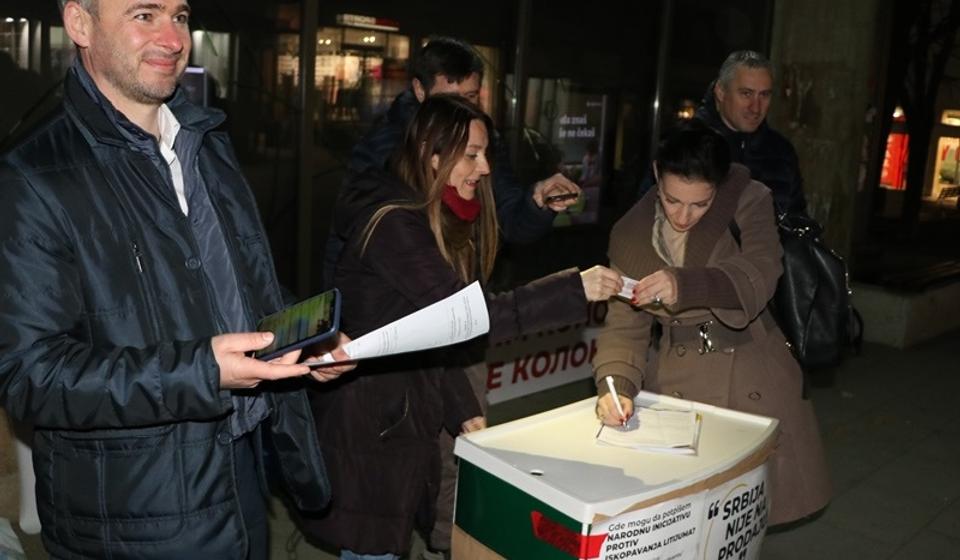 Marinika Tepić i Miroslav Aleksić u Vranju potpisuju Narodnu inicijativu za zabranu istraživanja i iskopavanja litijuma i bora. Foto Vranje News