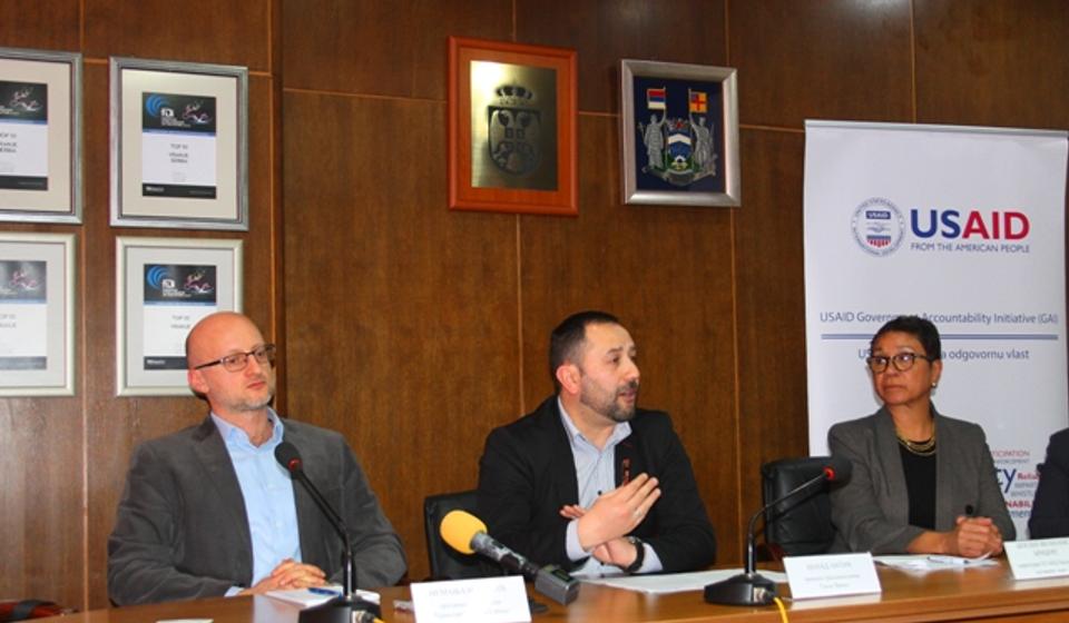 Poziv udruženjima i građanima da se uključe u ceo proces: Nenad Antić sa predstavnicima partnera. Foto VranjeNews