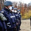 Vulin sa policajcima u Kopnenoj zoni bezbednosti. Foto MUP