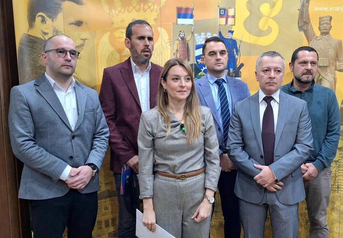 Improvizovana konferencija za medije odborničke grupe Hrabro za Vranje pre početka današnje sednice. Foto Vranje news