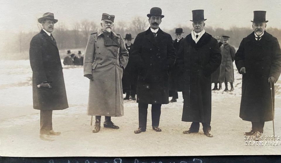 Amerikanac Arris -Eving, snimio je Srpsku vojnu misiju u Vašingtonu 1918,sleva M. Vesnić, R. Lensing, ministar inostranih dela,  Lj. Mihailović, general Rašić. Foto arhiva T.S.