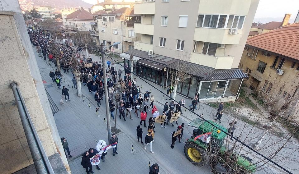 Kolona prolazi Partizanskom ulicom. Foto Vranje news