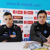 Šef stručnog štaba Simo Krunić i fudbaler Bojan Bojić na konferenciji za medije. Foto D. Mirčev