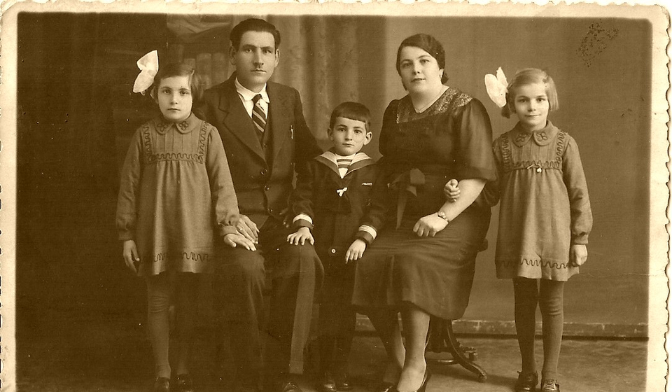 Antanasije Tasa Mlinar sa porodicom: suprugom Stanče, prva s desna ćerka Vera, u sredini sin Ljubomir, levo ćerka Nada. Foto arhiva B.M.
