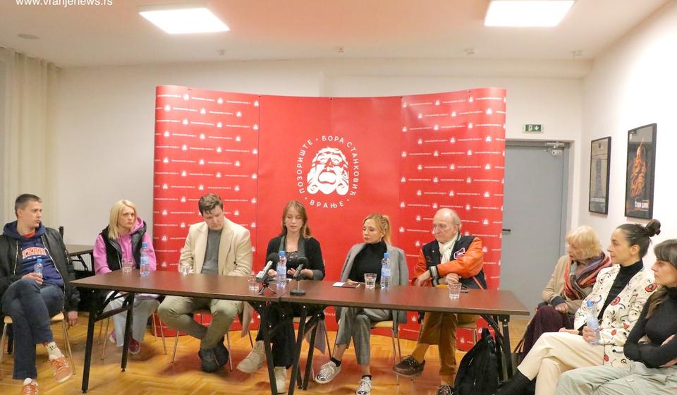 Svi glumci iz Nestajanja na okruglom stolu. Foto Vranje news