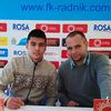 Stoiljković na potpisivanju prvog profesionalnog ugovora sa svojim klubom. Foto FK Radnik