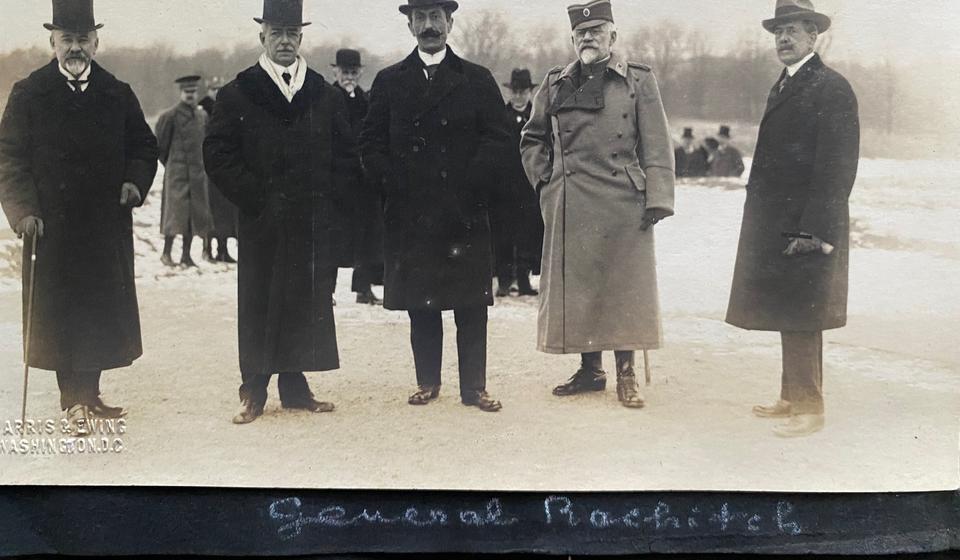 Amerikanac Arris -Eving, snimio je Srpsku vojnu misiju u Vašingtonu 1918,sleva M. Vesnić, R. Lensing, ministar inostranih dela,  Lj. Mihailović, general Rašić. Foto arhiva T.S.