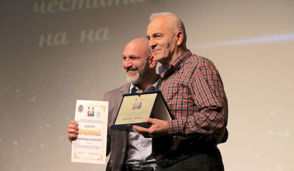 Nagrada za životno delo nekadašnjem fudbaler Dinama Žiki Nikoliću. Foto Vranje news