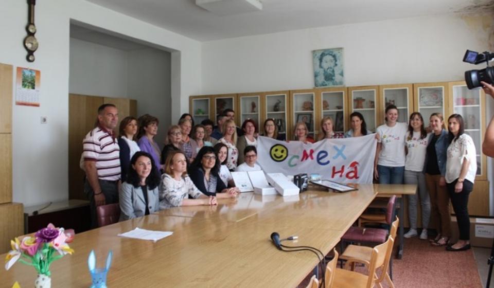 Sa direktorom i kolektivom škole. Foto Fejsbuk