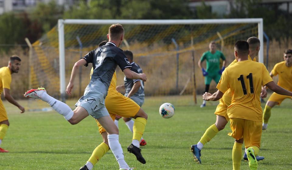 Rezultat meča je u senku bacio težak prelom noge fudbalera Dinama NIkole Savića kod rezultata 0:0. Foto FK Trajal