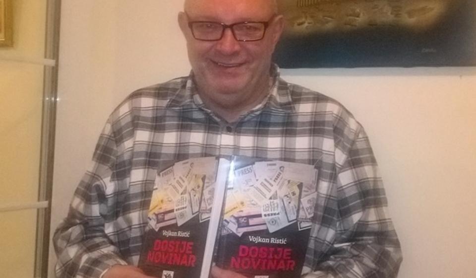 Prvi primerci konačno u rukama: autor sa svojom najnovijom knjigom. Foto privatna arhiva