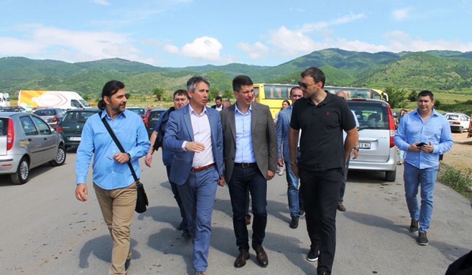 Sa Vladom Mandićem (čija je firma bila izvođač) u maju 2018. godine u Industrijskoj zoni Vranje, na početku radova na izgradnji pristupne saobraćajnice. Foto arhiva Vranje news