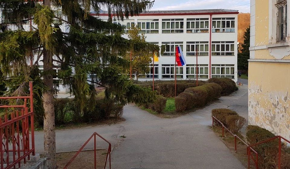 U utorak 21. decembra donaciju u sredstvima za dezinfekciju i ličnoj zaštitnoj opremi  dobiće i škola Predrag Devedžić u Vranjskoj Banji. Foto Vranje News