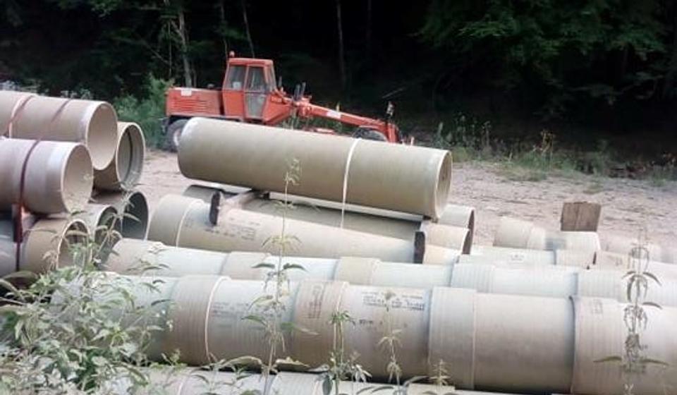 Stiglo tri kilometra betonskih cevi, tvrde meštani. Foto lična arhiva