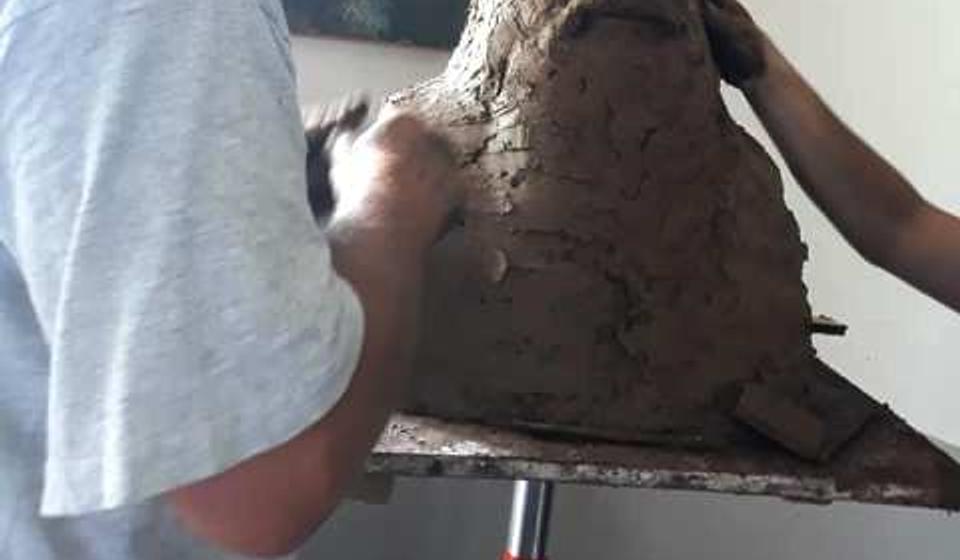 Karavelić sa svojim vajarskim radom. Foto NU (klik na sliku za uvećanje)