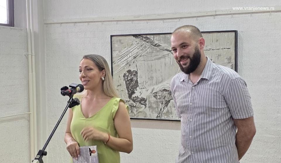 Jovana Nastić, upravnica Galerije NU, i Nikola Savić. Foto Vranje news