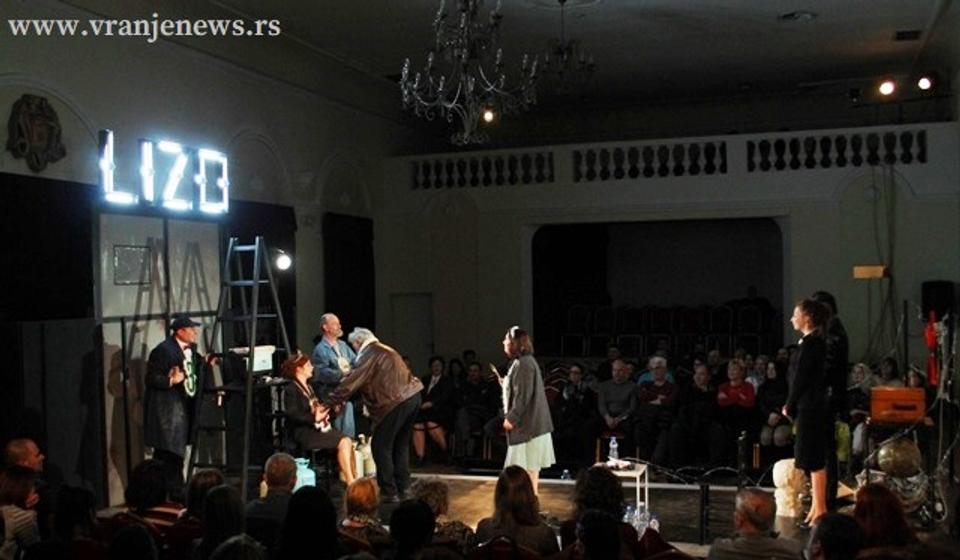 Detalj iz predstave Život u tesnim cipelama. Foto Vranje News