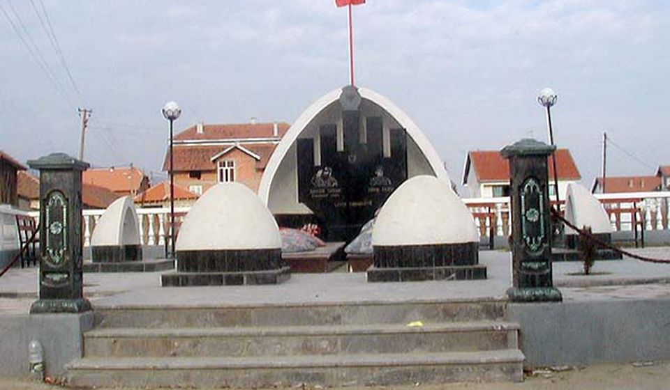 Spomenik komandantu Lešiju na ulazu u Veliki Trnovac. Foto privatna athiva