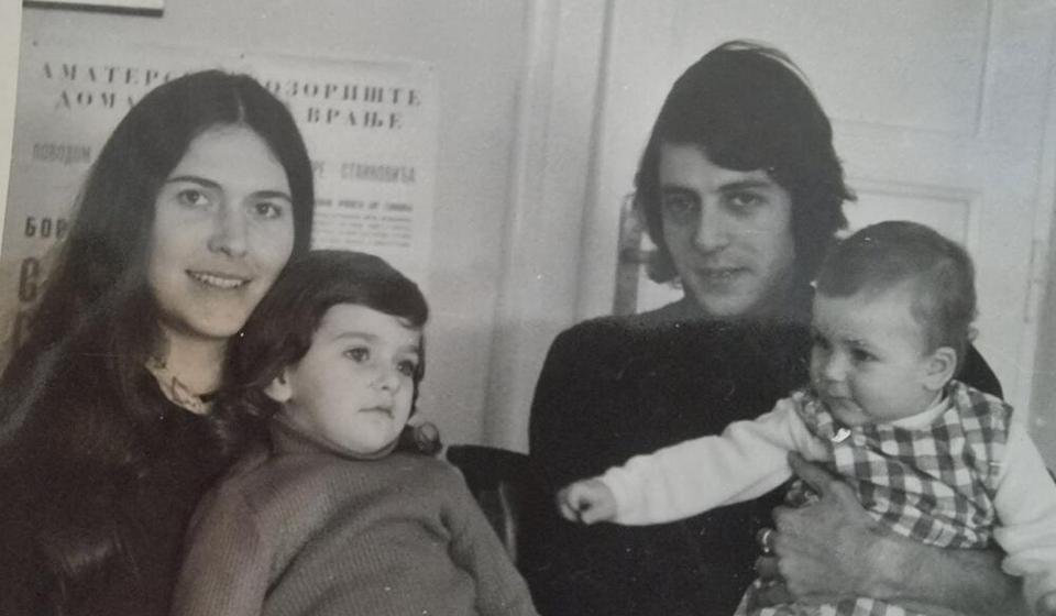 Jug Radivojević u naručju oca Radoslava (dogodišnjeg upravnika vranjskog pozorišta) ubrzo nakon preseljenja iz Beograda u Vranje. Foto lično vlasništvo Juga Radivojevića