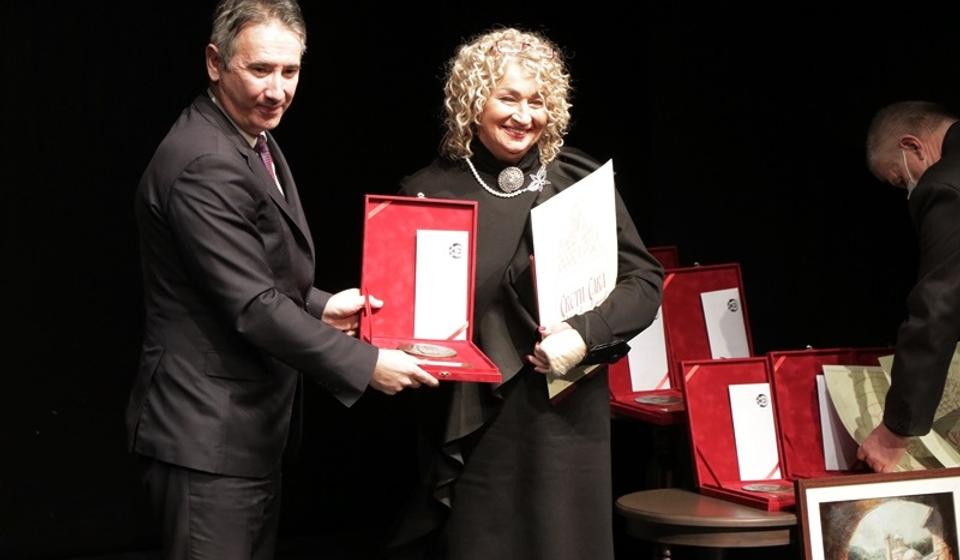 Priznanje za najbolju obrazovnu ustanovu u Vranju uručeno je Marini Stojanović, direktorki OŠ Vuk Karadžić. Foto Vranje News