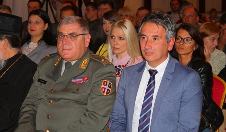 Brigadni general Slobodan Stopa sa gradonačelnikom Vranja Slobodanom Milenkovićem. Foto VranjeNews