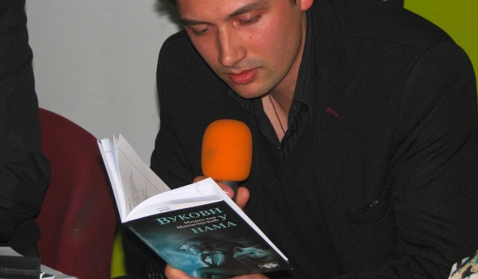 Pojava mladog pesnika glasna poput zavijanja vuka: Miroslav Manasijević na promociji svog pesničkog prvenca. Foto VranjeNews