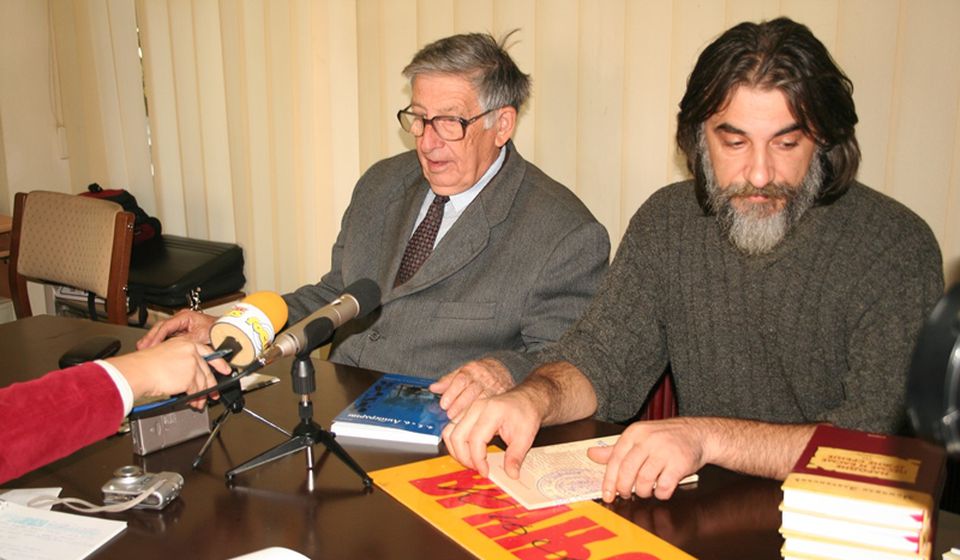 Zlatanović sa Zoranom S. Nikolićem na promociji svojih sabranih dela u prostorijama Vranjskih. Foto D.D.