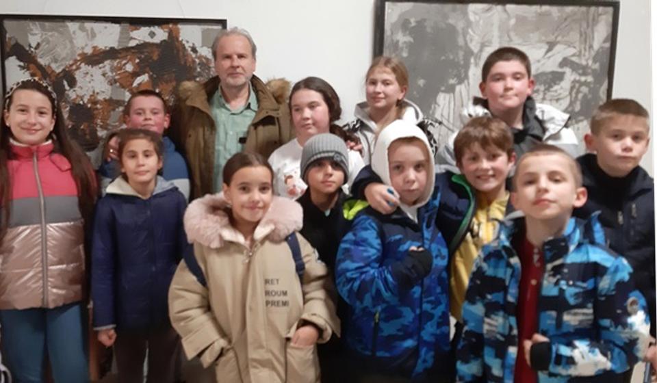 MiDej sa svojim đacima na otvaranju Bijenala. Foto MiDej