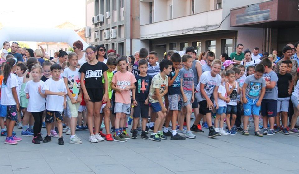 Mališani trčali od Robne kuće do Trga Staniše Stošića. Foto VranjeNews