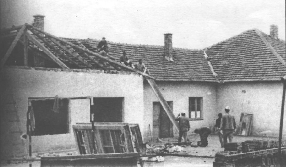 Rušenje zgrade u dvorištu Osnovne škole Vuk Karadžić (prema Narodnom muzeju) u kojoj je neko vreme (krajem sedamdesetih godina 20. veka) bio smešten Radnički univerzitet. Foto NU
