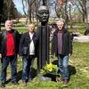 Delegacija Žutog cveća kraj Borine spoen biste u Beogradu. Foto ZUV