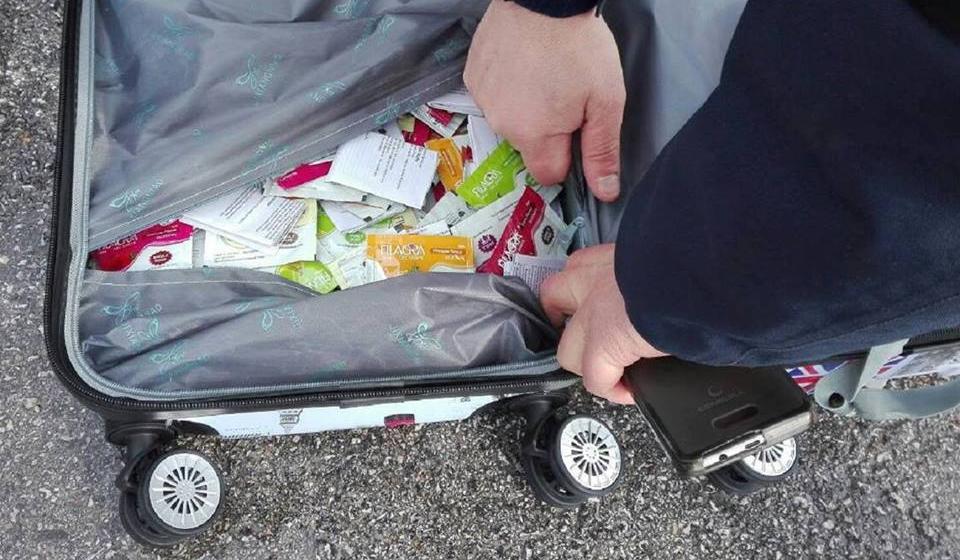 Oko 2.000 kesica oralnog gela za potenciju. Foto Uprava carina