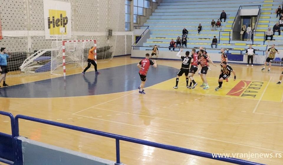 Jedan od nekoliko projektila Davora Taskovića koji su završili u mreži gostiju. Foto Vranje News