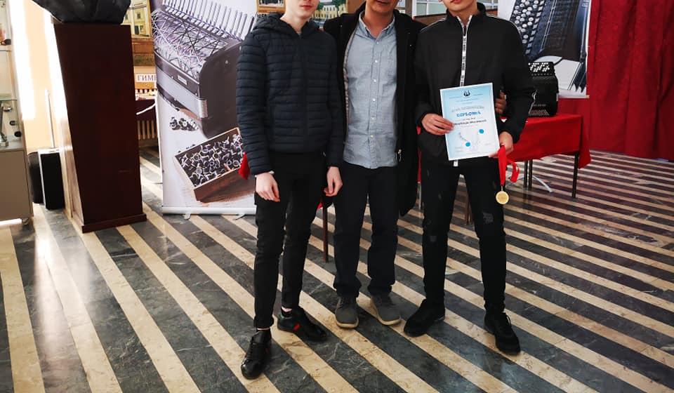 Srboljub i Strahinja posle festivala sa svojim profesorom Nebojšom Jaćimovićem. Foto privatna arhiva