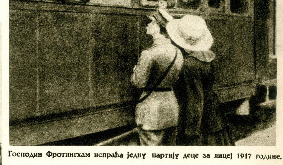 Džon Frotingam ispraća grupu ratne siročadi u licej, Nica 1917. Foto arhiva Tomislava R. Simonovića