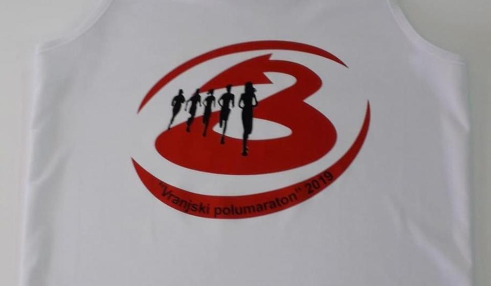 Izgled majice koja će biti deo ovogodišnjeg startnog paketa Vranjskog polumaratona. Foto AK Vranjski maratonci