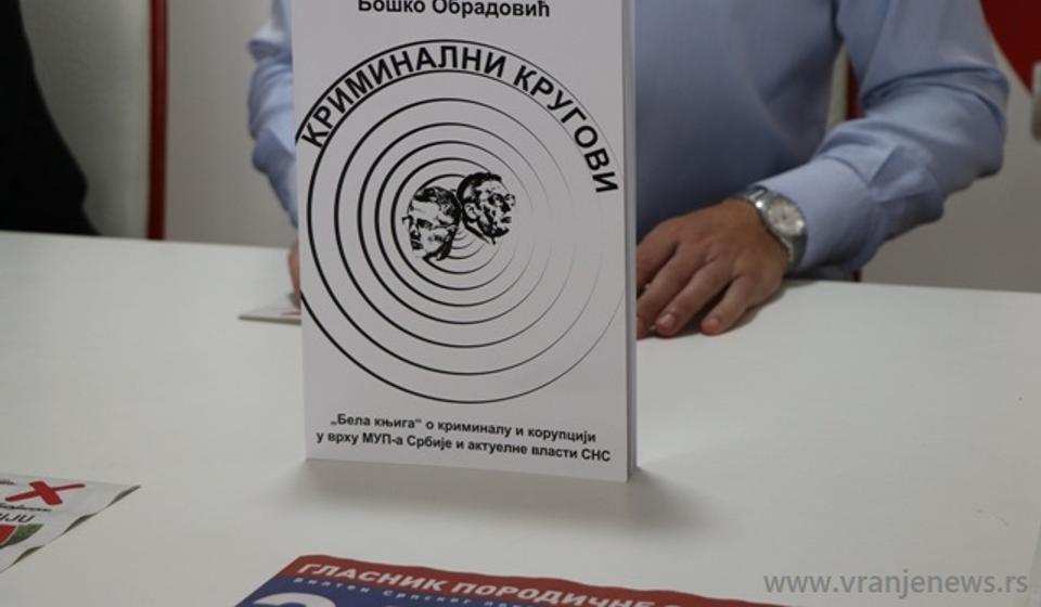 Najnovija knjiga Boška Obradovića. Foto Vranje News