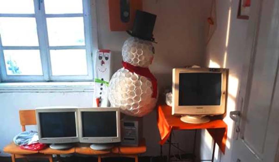 Zmija je uočena u ćošku pomoćne prostorije škole, ispod jedne od klupa. Foto privatna arhiva