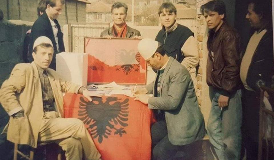 Referendumsko izjašnjavanje u jednom dvorištu. Foto Bujanovačke