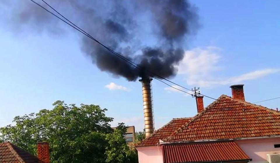 Gust crni dim iz Nectarovog dimnjaka. Foto S. T.