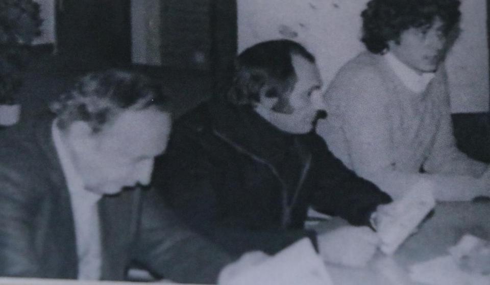 Simon Simonović (desno) sa Duškom Radovićem i Milovanom Danojlićem. Foto porodična arhiva Simonovića