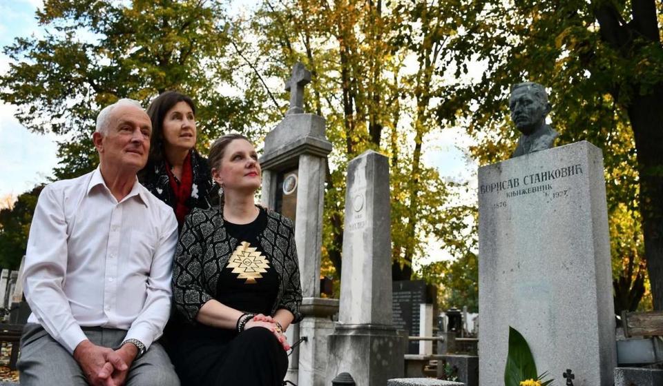 Na Borinom grobu 23. oktobra 2025. godine: autor teksta T. Simonović, Branka Đorđević Nikaniši i Milica Živadinović, Borina praunuka. Foto arhiva T.R.S.