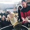 Dalibor Kitanović sa vladikom Pahomijem prilikom obreda "kupanja" Časnog krsta u porti Hrama Svete Trojice. Foto Vranje News