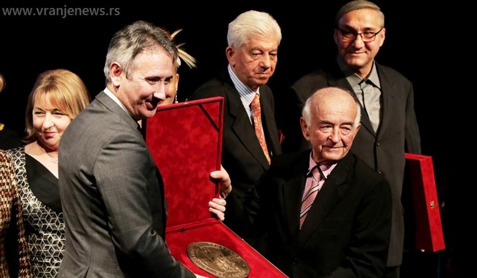 Pojedinačno priznanje vokalnom solisti i instrumentalisti Slobodanu Cobiju Jovanoviću. Foto Vranje News
